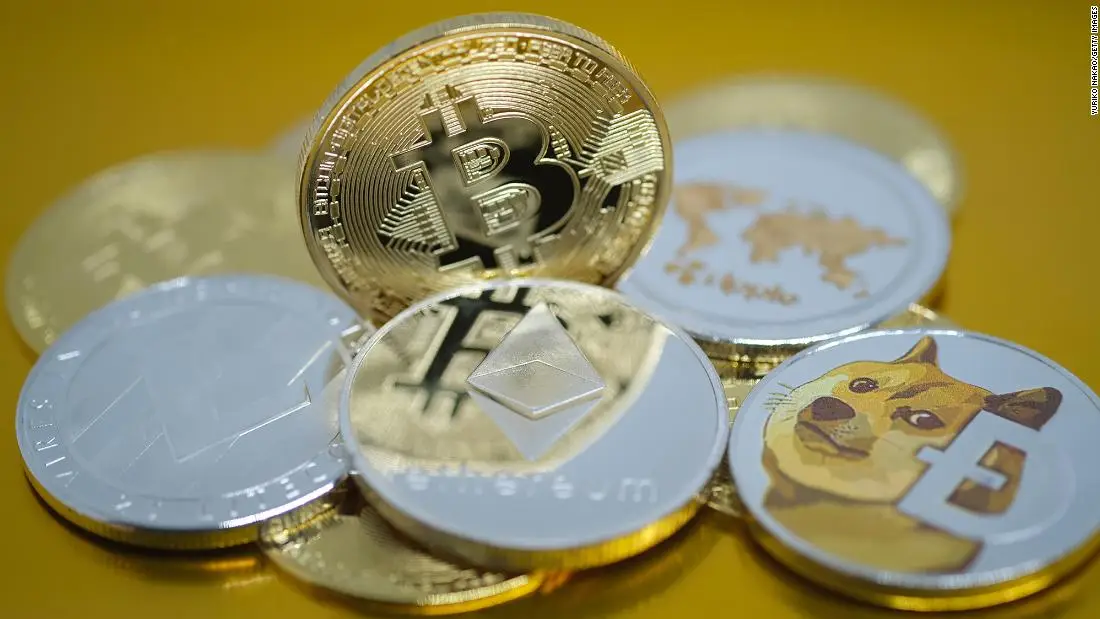 Крипто монеты Биткоином, Ethereum и Dogecoin
